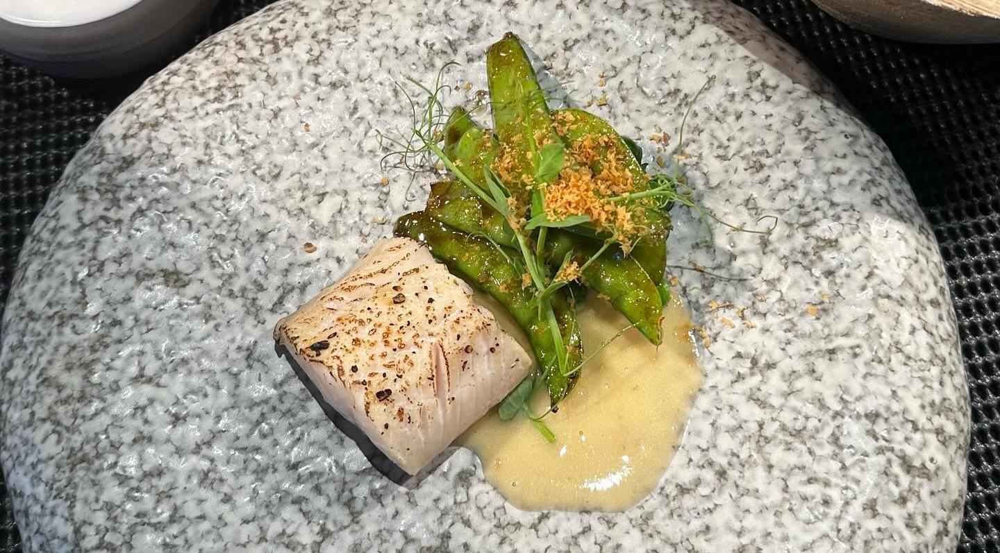 Pavé de truite blanche snacké, pois gourmands et pousses