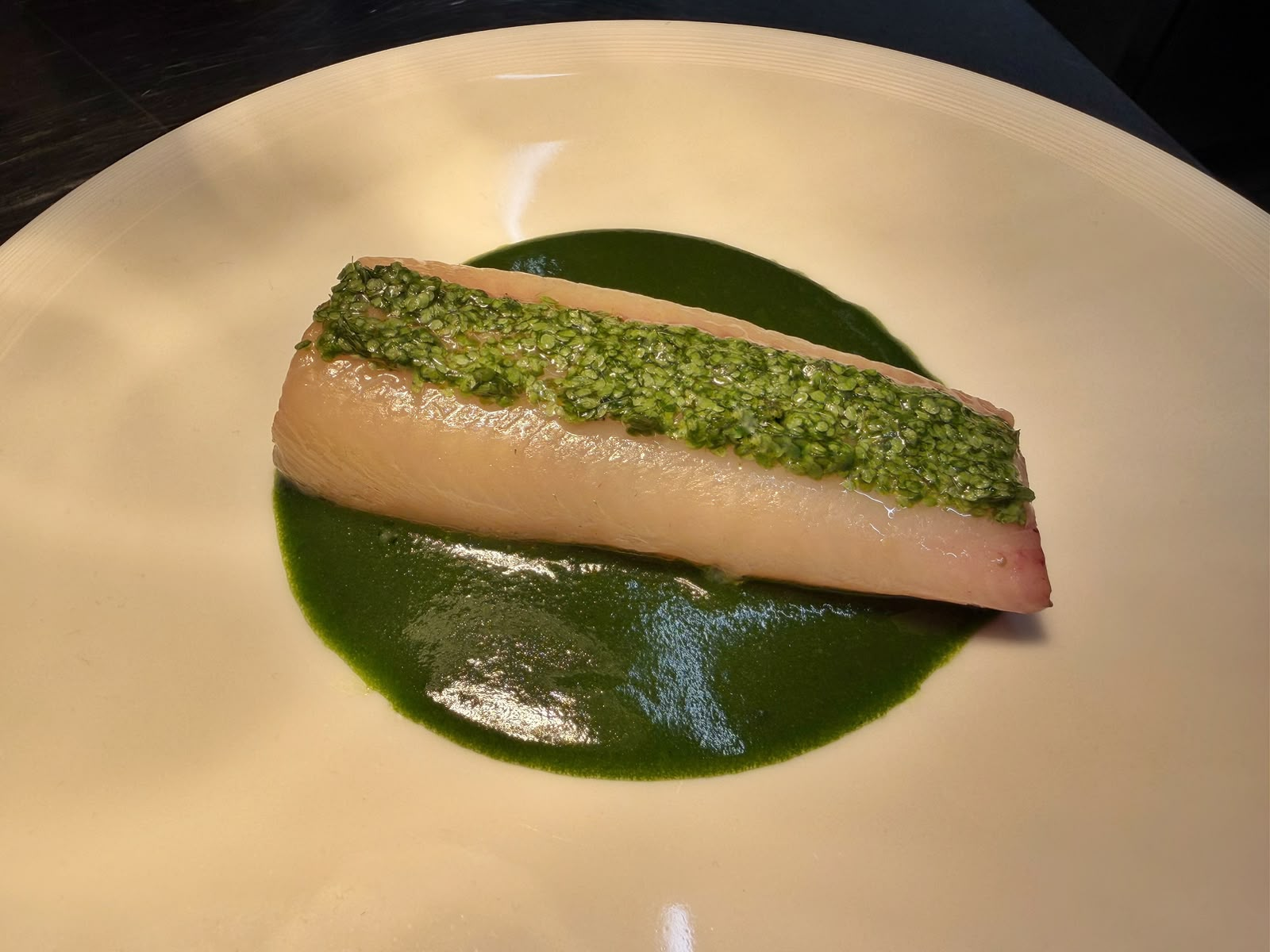 Filet de truite blanche de Dordogne en très basse cuisson, crème de cresson de fontaine et lentilles d'eau, assiette du chef Ludovic Dumont à L'Ouvrière